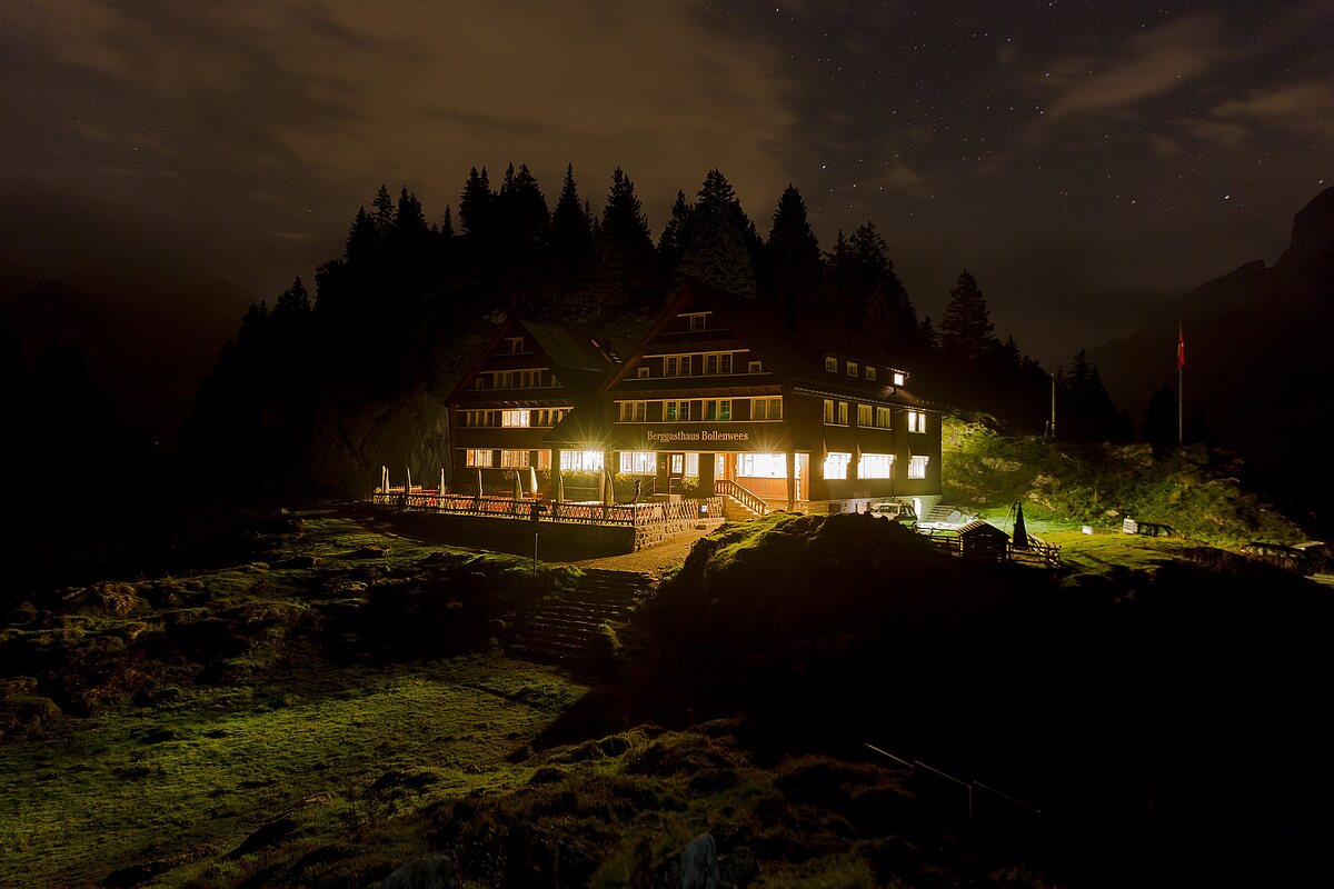 Restaurant Bollenwees beleuchtet unter Sternenhimmel