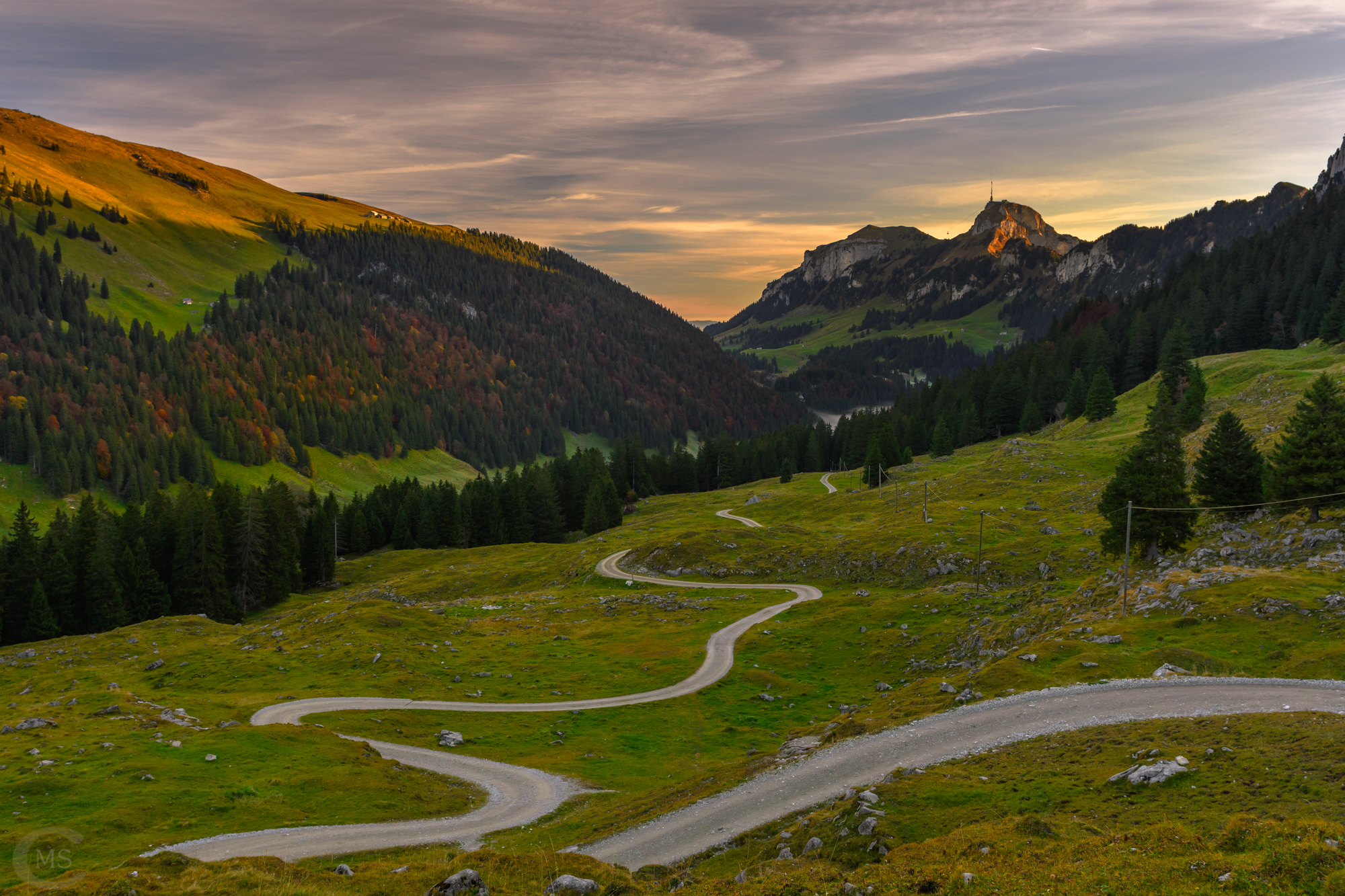 Strasse bei Abendstimmung vor Hoher Kasten