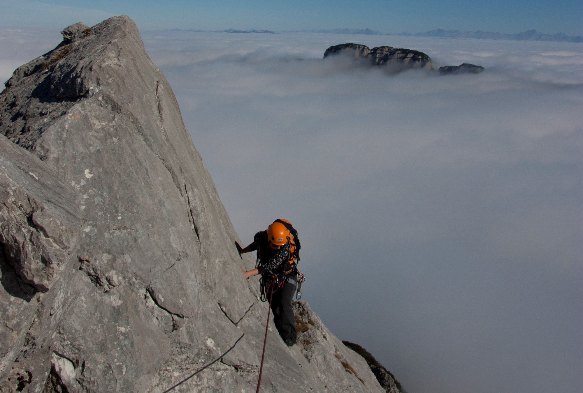 Kletterer an eine Klippe