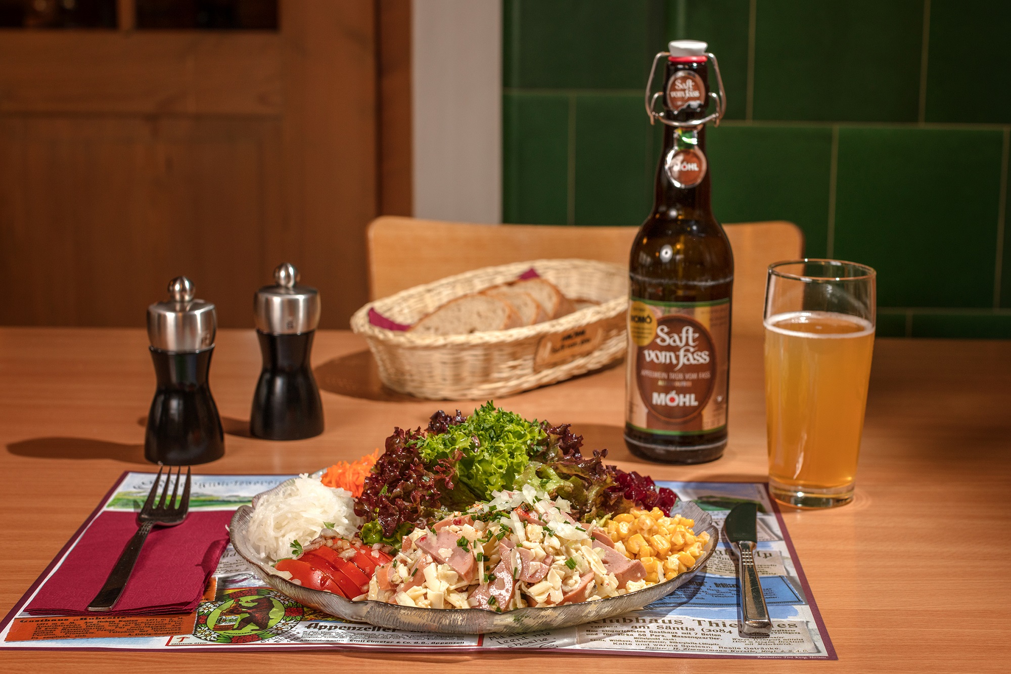 Angerichteter Salat mit Saft vom Fass