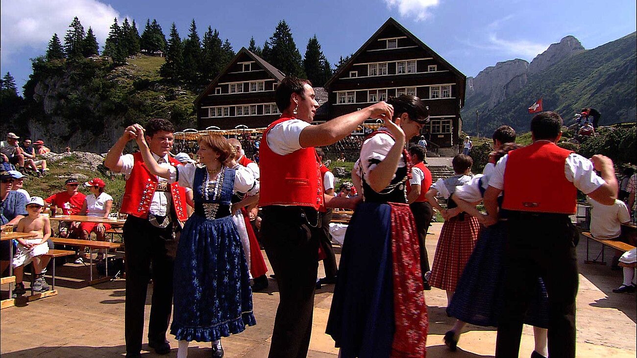 Tanzende Päärchen in Appenzeller Tracht