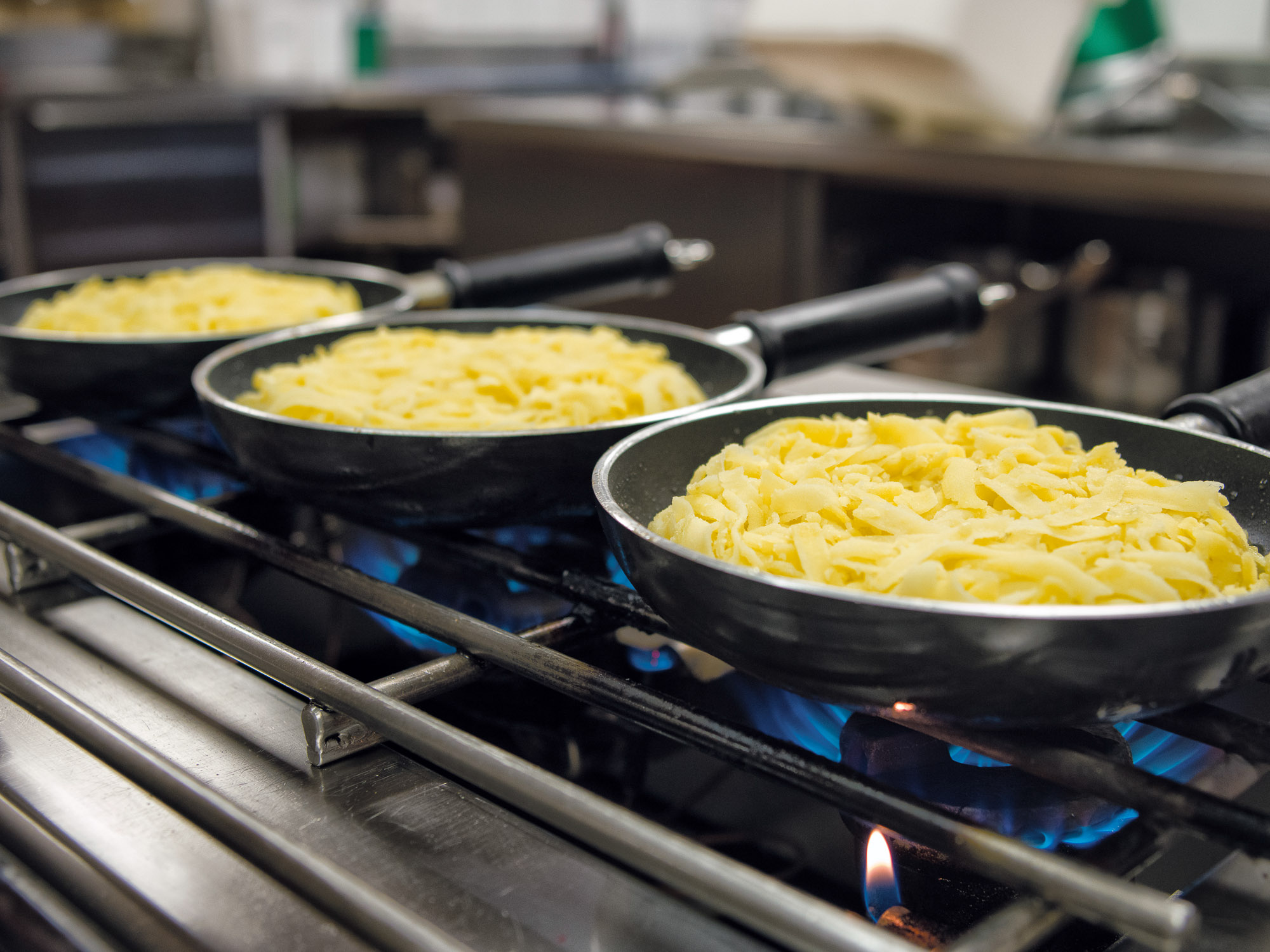 Rösti in der Pfanne auf einem Gasherd