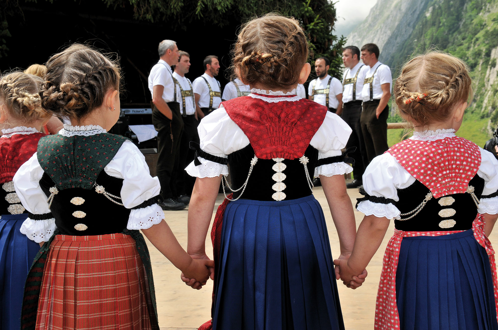 drei Händehaltenden Mädchen in appenzeller Tracht